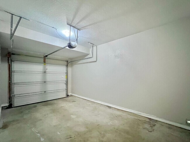 Building Photo - 3 bed 2.5 bath conner townhome $1,345