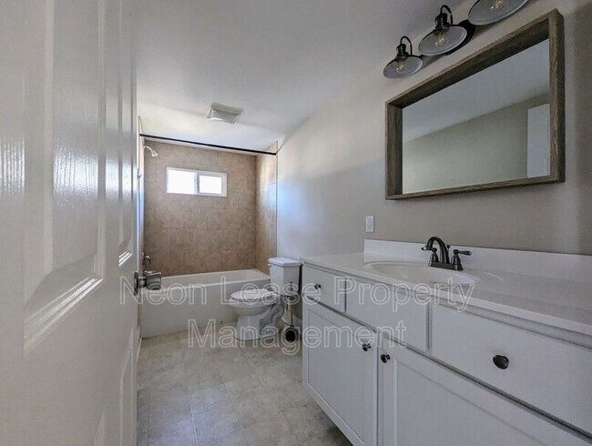 Building Photo - 223 W 6th St