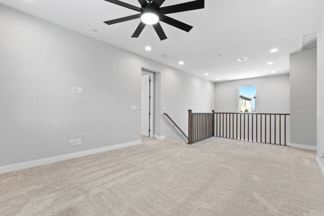 Building Photo - Stunning 3 Bedroom Home with SOLAR in Skye...