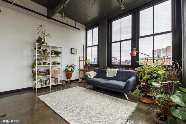 Building Photo - 1701 Tulip St