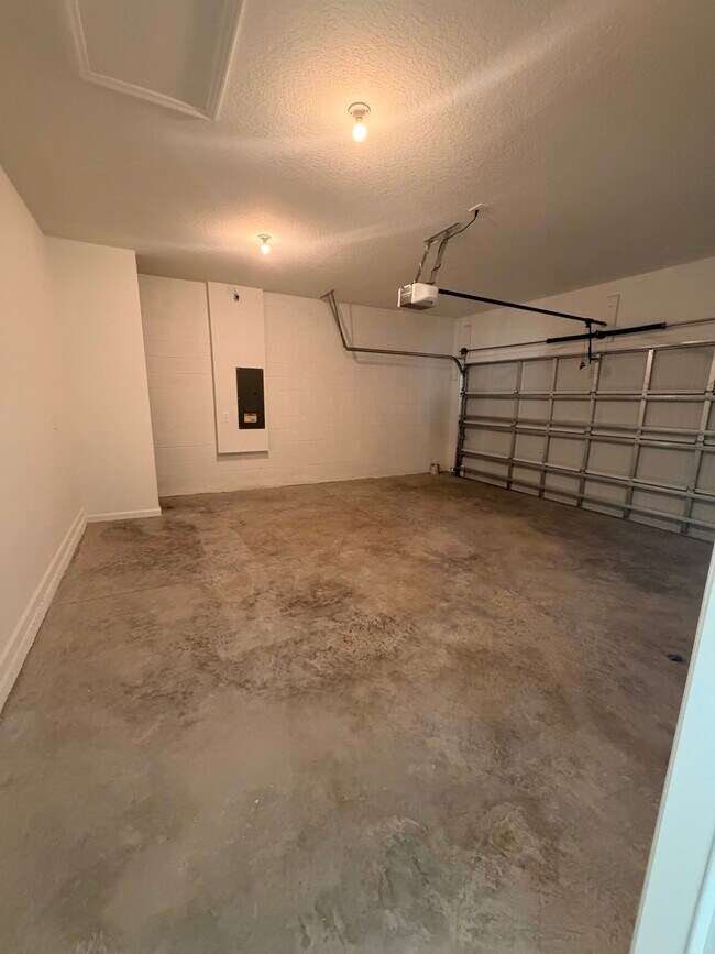 Building Photo - 3255 Carnation Ave