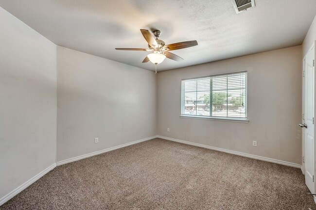 Building Photo - 598 Harbour Town Dr