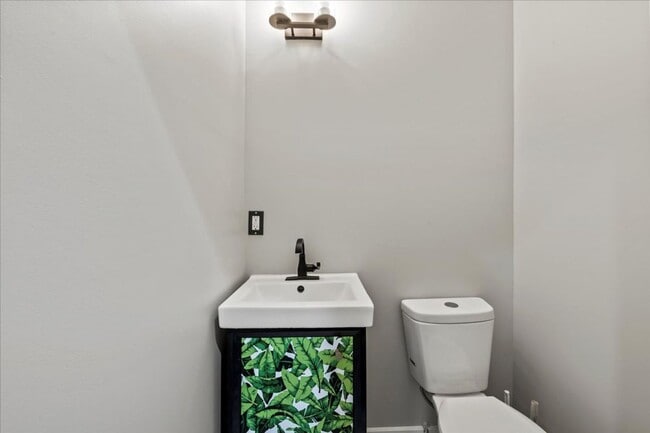 Building Photo - 201 N Gray St