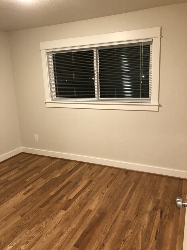 Building Photo - Like New Modern 2BD First Floor New Hardwo...