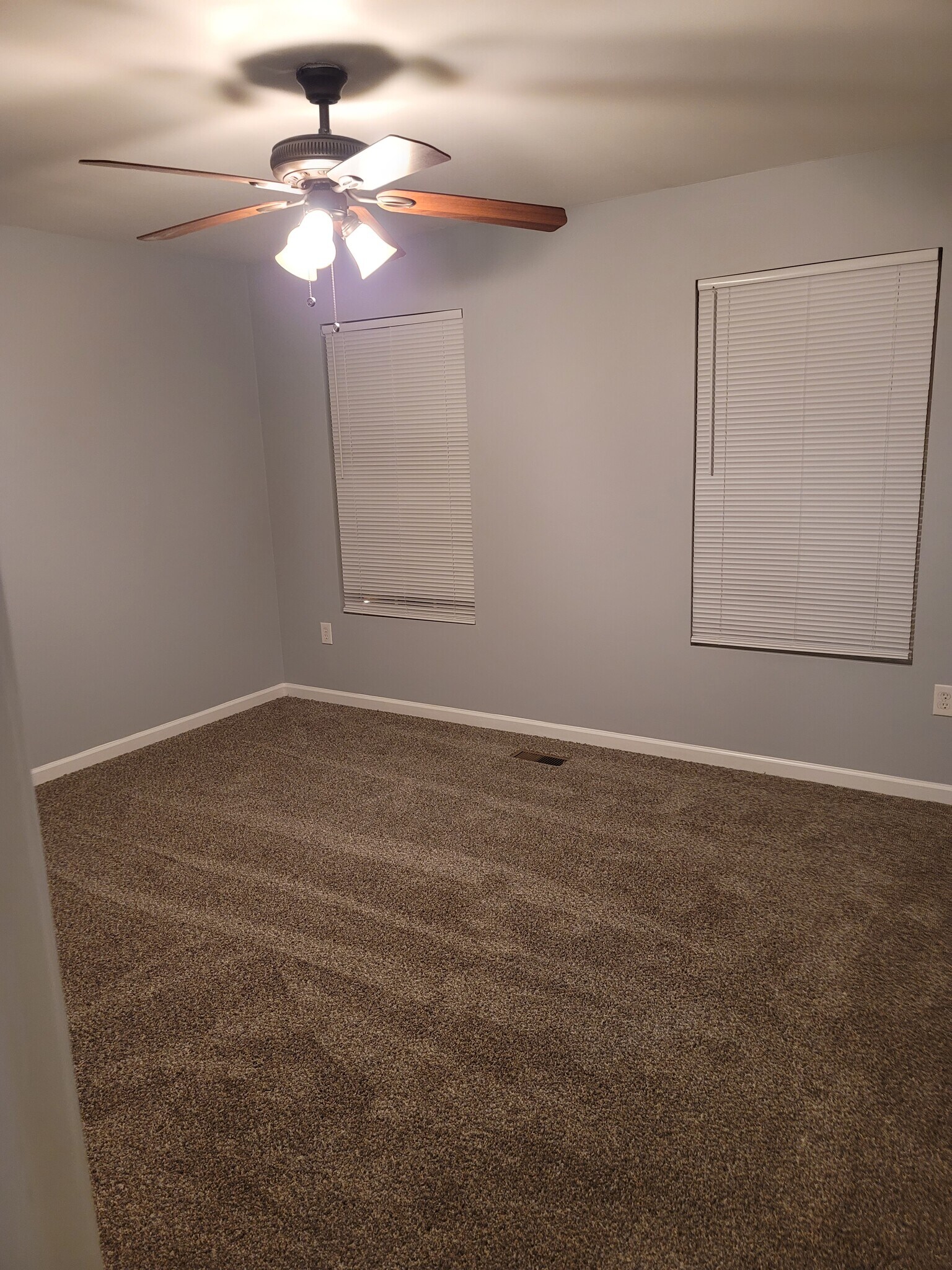 Front Bedroom - 4210 Oakwood Rd