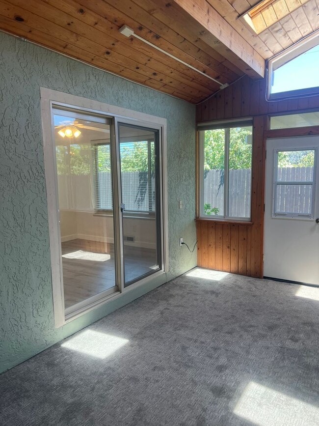 Building Photo - 142 Hillview Dr