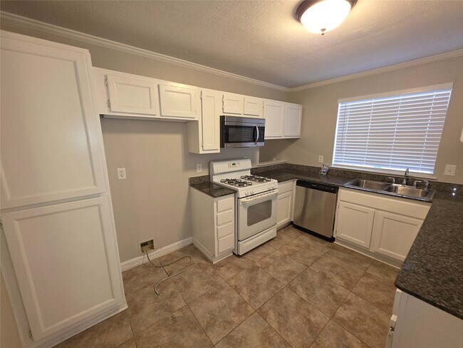 Building Photo - 21019 Western Valley Dr