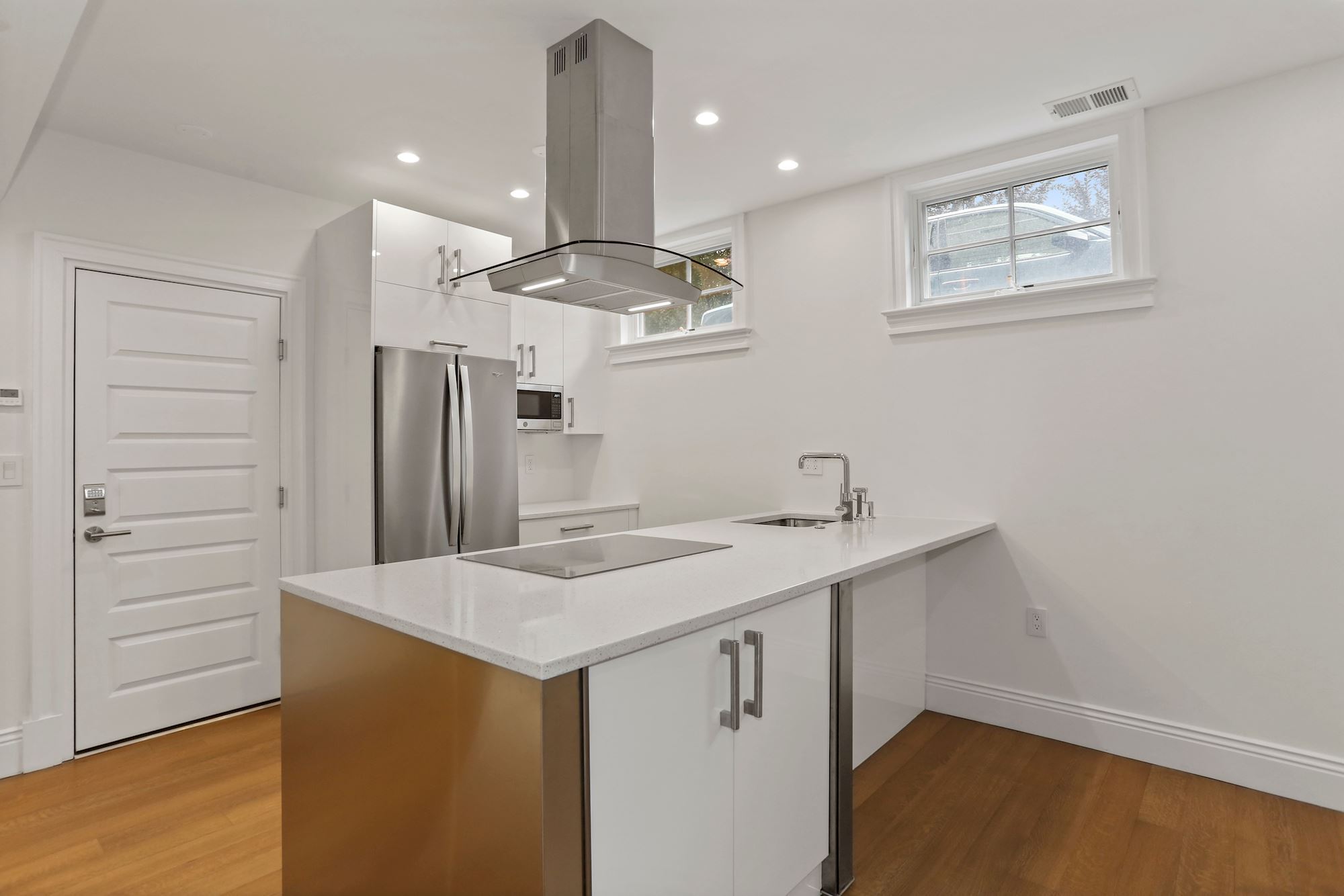 Kitchen - breakfast bar - 913 N Ivy St