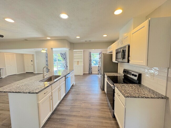Building Photo - 9 Mistletoe Ct