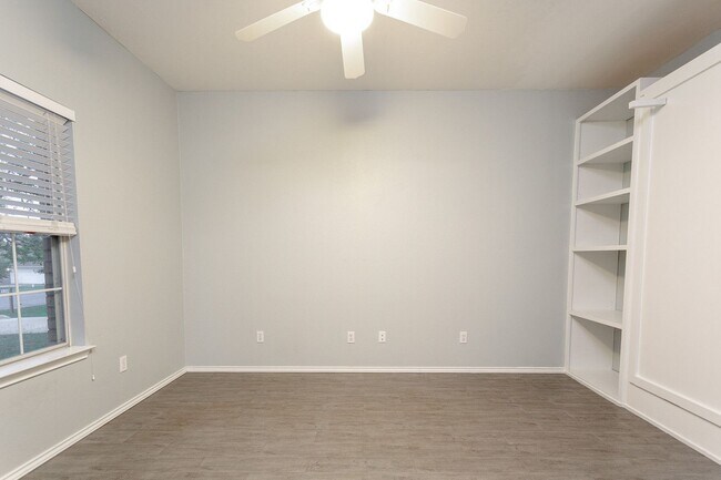 Building Photo - Inviting 4/BR 2/BA Home with Open Layout and Natural Light