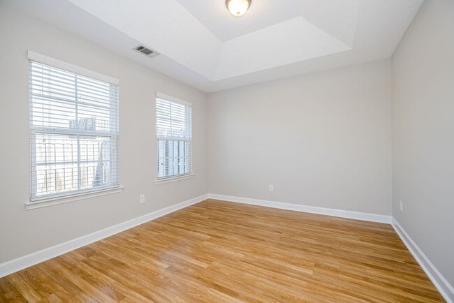 Building Photo - 304 York Ln