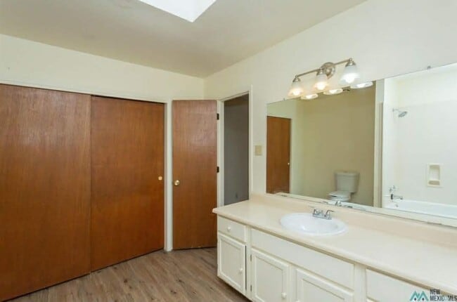 Building Photo - 1009 W Poe St