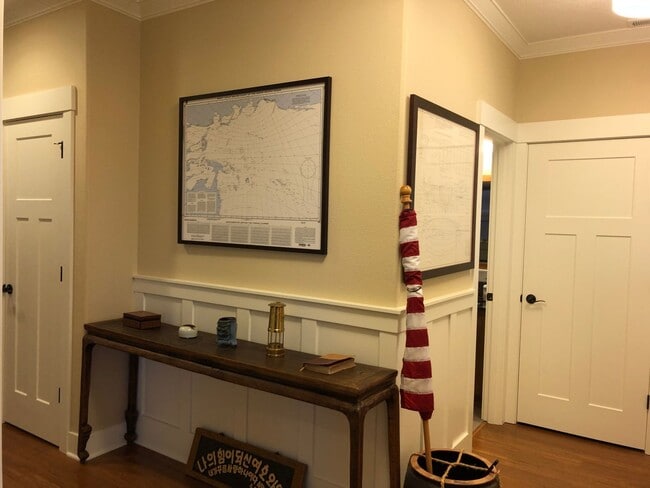 Building Photo - Gorgeous, modern craftsman 3+ bedroom, 3 b...