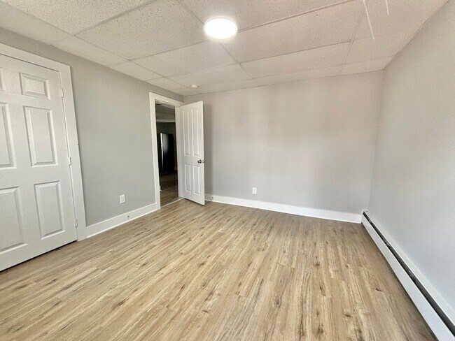 Building Photo - Move in Special!