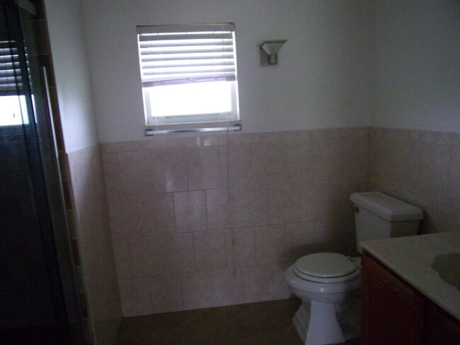 Building Photo - 513 SE Crosspoint Dr