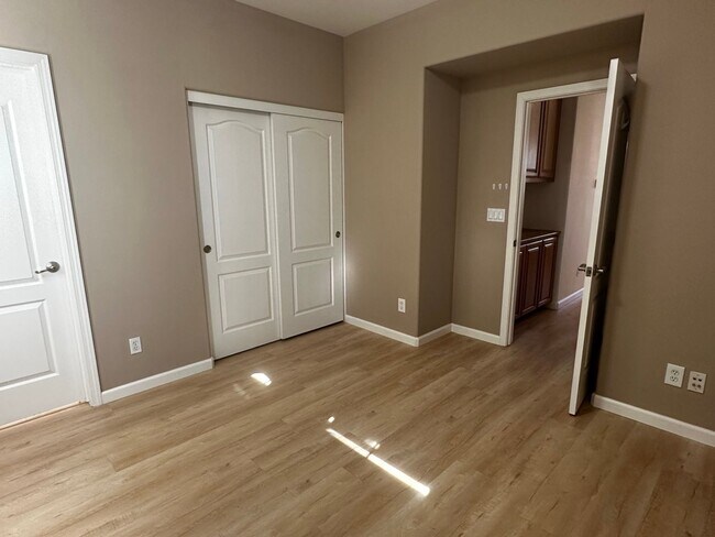 Building Photo - Beautiful tri-level Communications Hill home