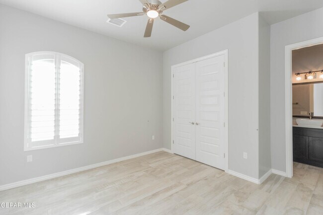 Building Photo - 864 Lemington St