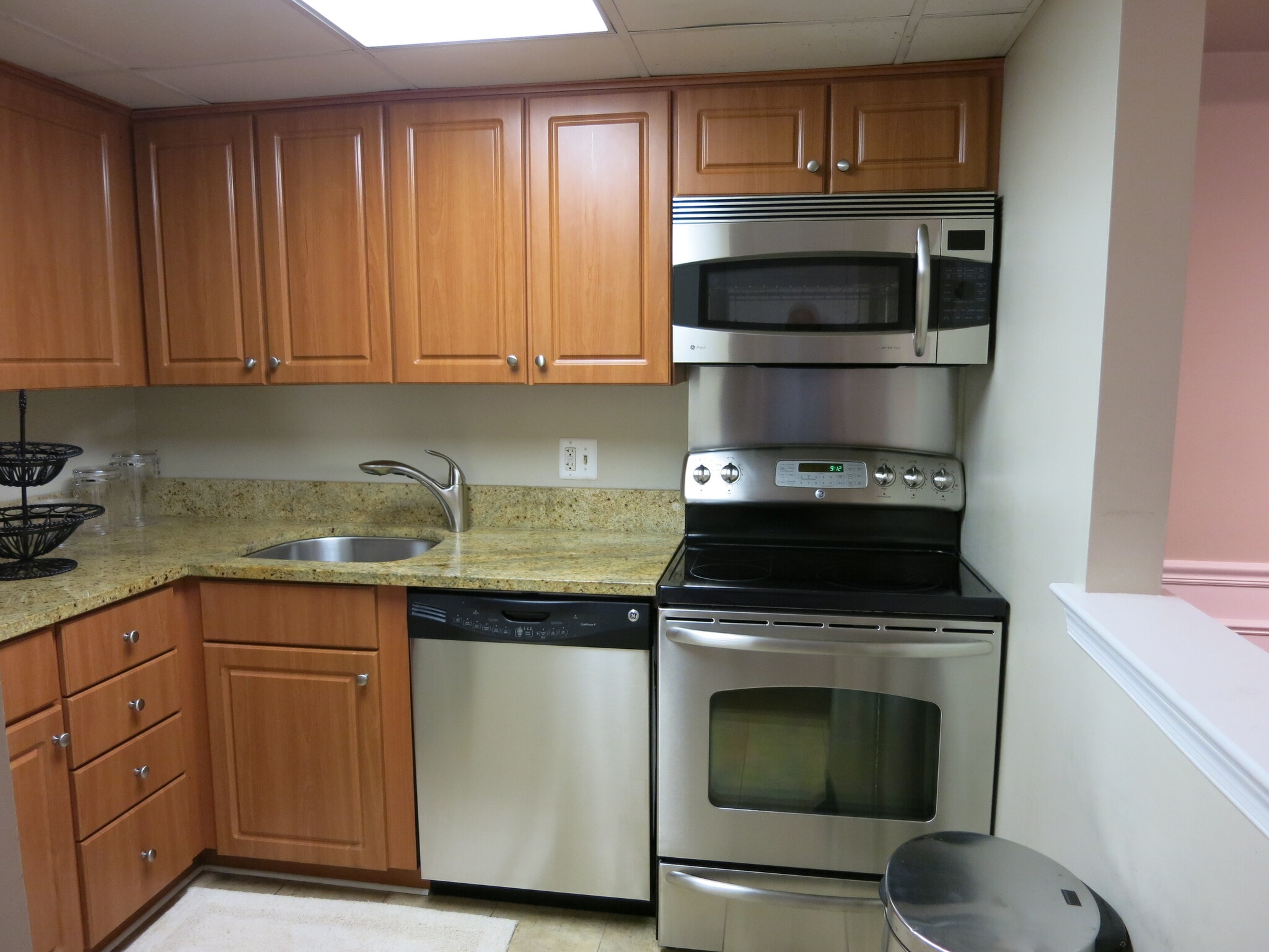 Electric cook top with Microwave - 1755 Q St NW