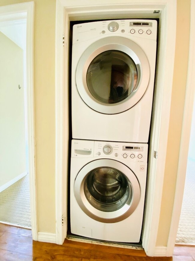Building Photo - AVAILABLE JUNE 1st! CENTRALLY LOCATED 3BD/...
