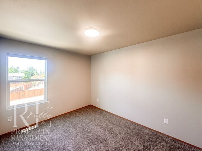 Building Photo - 2290 SW Siskin Cir