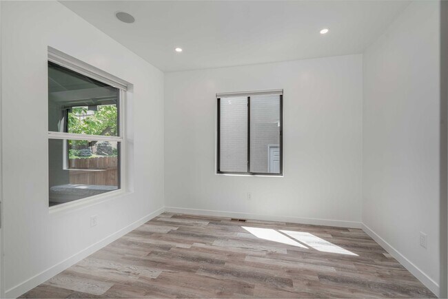 Building Photo - 5 bed 2 bath renovated home