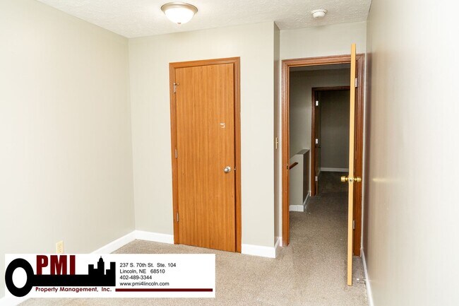 Building Photo - 3 Bedroom and 1.5 bathroom Duplex for rent