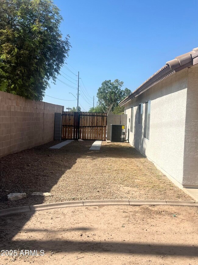 Building Photo - 7504 W Jenan Dr