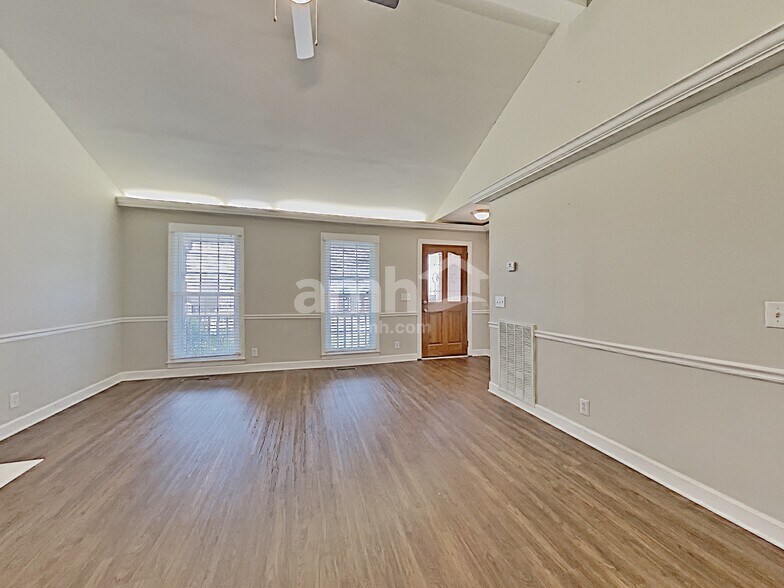 Building Photo - 217 Hickory Trl