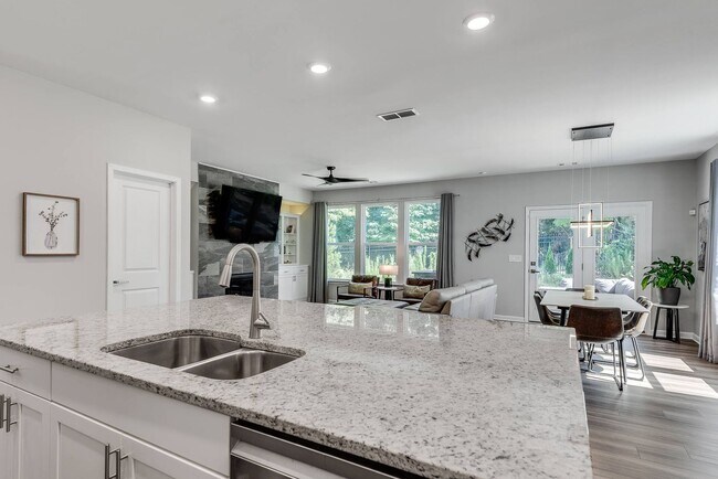 Building Photo - Bright, Modern, Spacious 4bd/3ba Home in Prime Scottdale Location