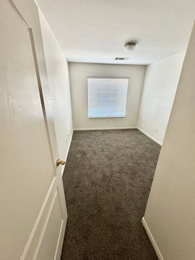 Building Photo - Make yourself at home in this delightful B...