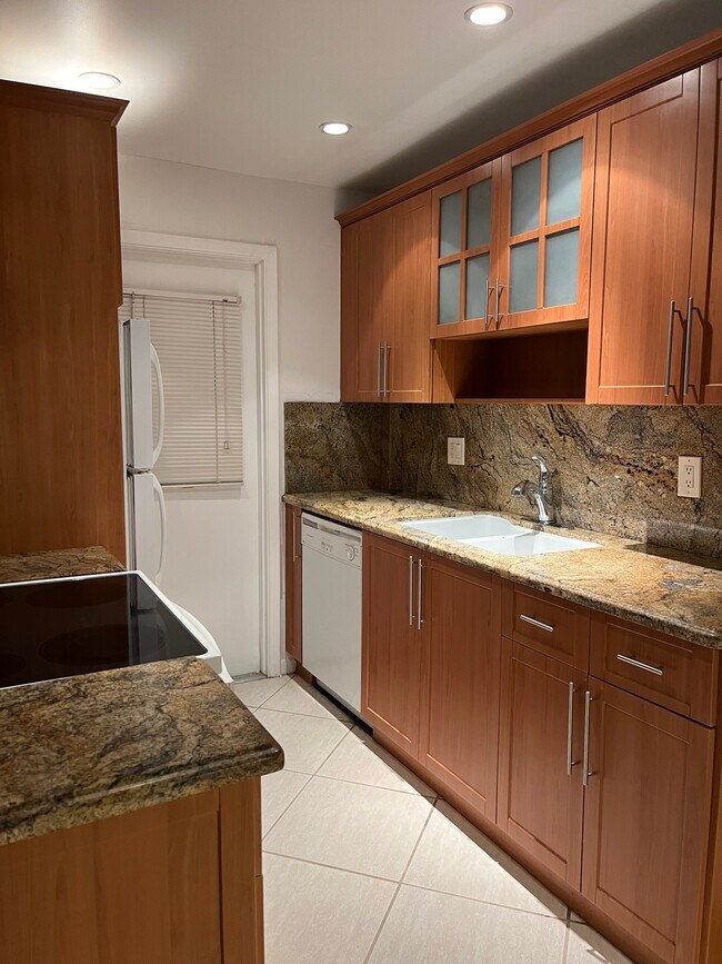 Building Photo - 2420 Diana Dr