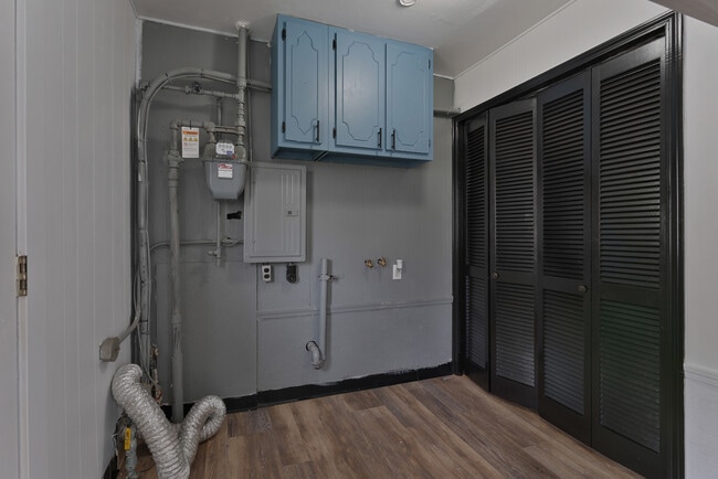 Building Photo - 98 N Navarre Ave