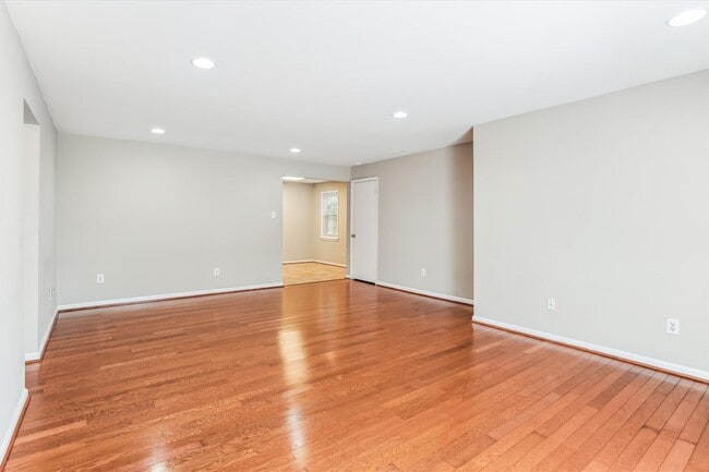 Building Photo - Lovely 2br/1bth ground level condo, close ...