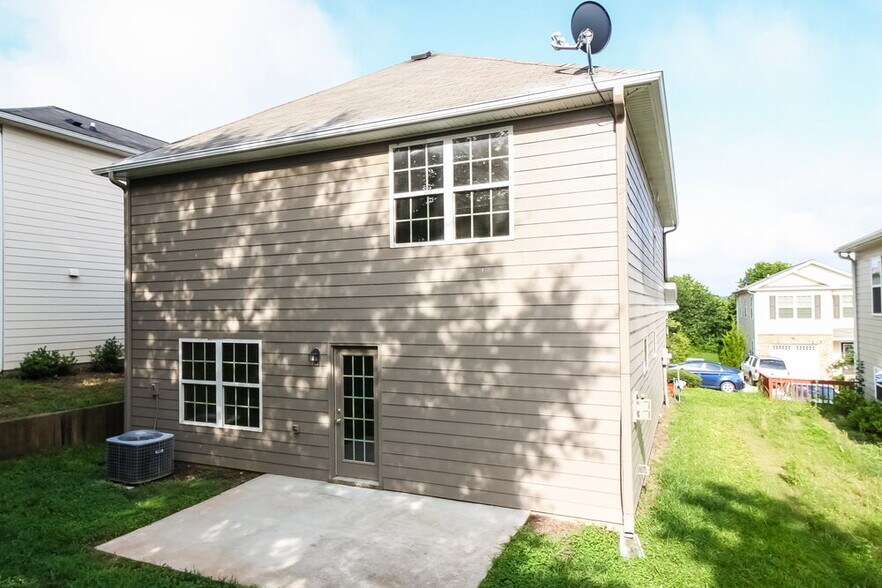 Building Photo - 327 Village Chase