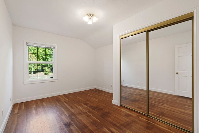Building Photo - Beautiful 4 Bed/2 Bath Home Available Now!