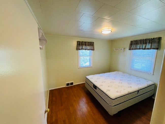 Building Photo - 1032 E Cloverland Dr