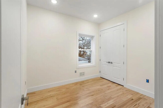 Building Photo - 379 Ege Ave