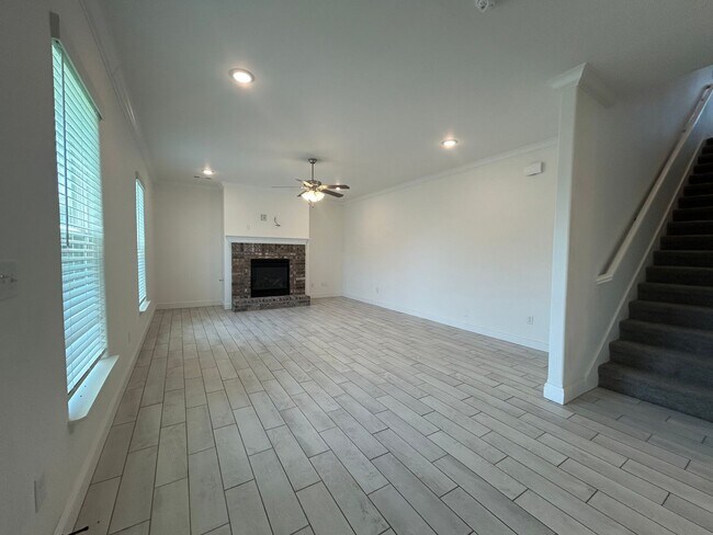 Building Photo - Gorgeous Contemporary Family Home in Cente...