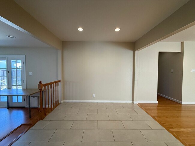 Building Photo - Updated single-level home located in the highly sought-after Killarney Farms neighborhood of Sant...