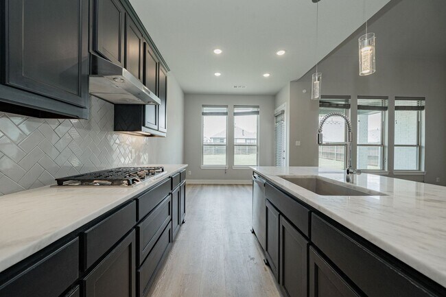 Building Photo - Stunning 4-bedroom, 3-bathroom home locate...