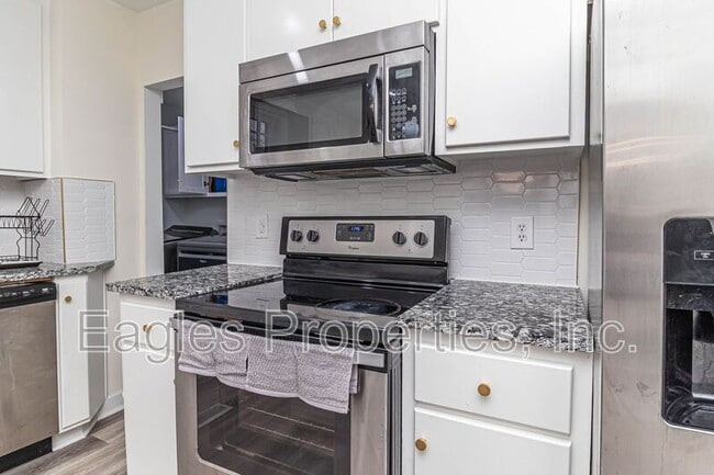 Building Photo - 512 N Pineview Ave