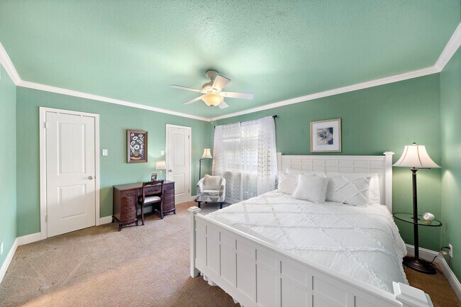 Building Photo - 8944 Chatsworth Dr