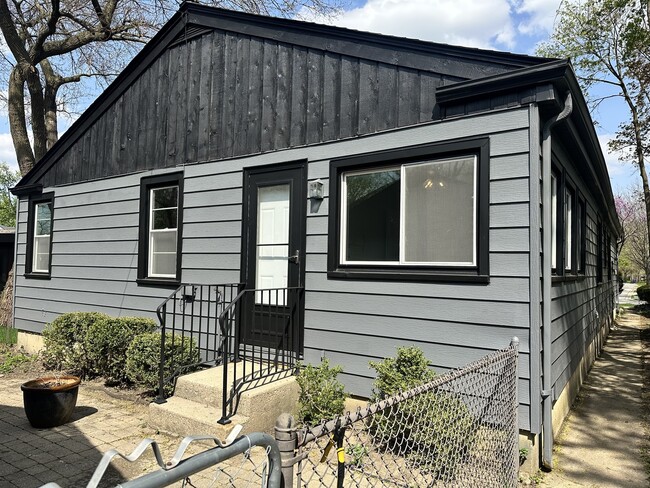 Building Photo - 834 Gardner Rd