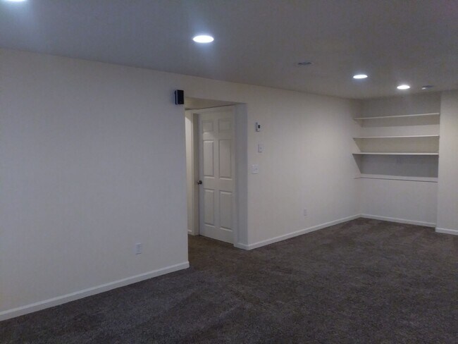 Building Photo - Gorgeous 5 Bedroom 3 Bathroom home in Lehi