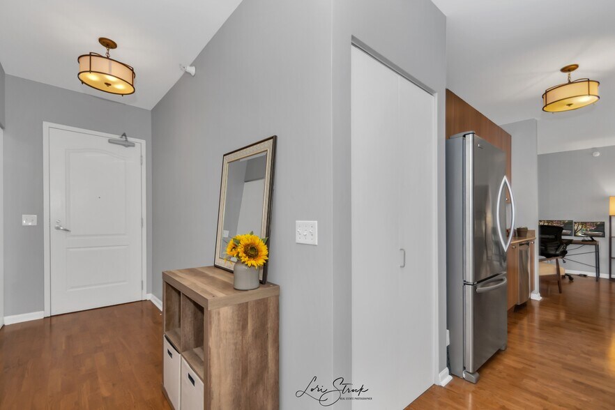 Foyer / Entrance to Condo - 635 N Dearborn St