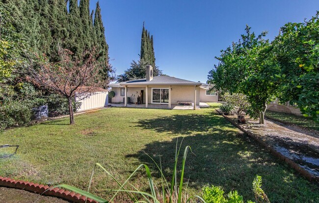 Building Photo - Updated 3 Bedroom Home in Quiet Street