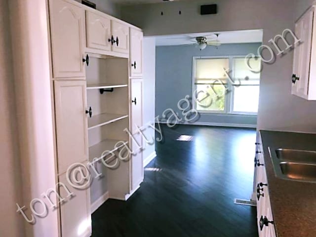 Building Photo - 1020 Dartmoor Ave