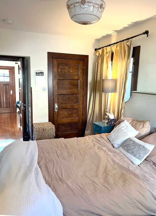 Building Photo - 852 Laveta Terrace