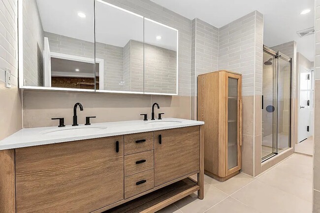 Building Photo - 75 Bowery