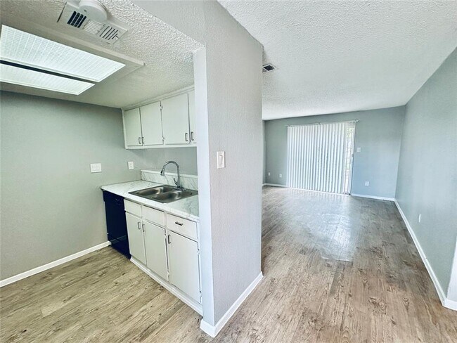 Building Photo - 1912 Valley Hill Cir